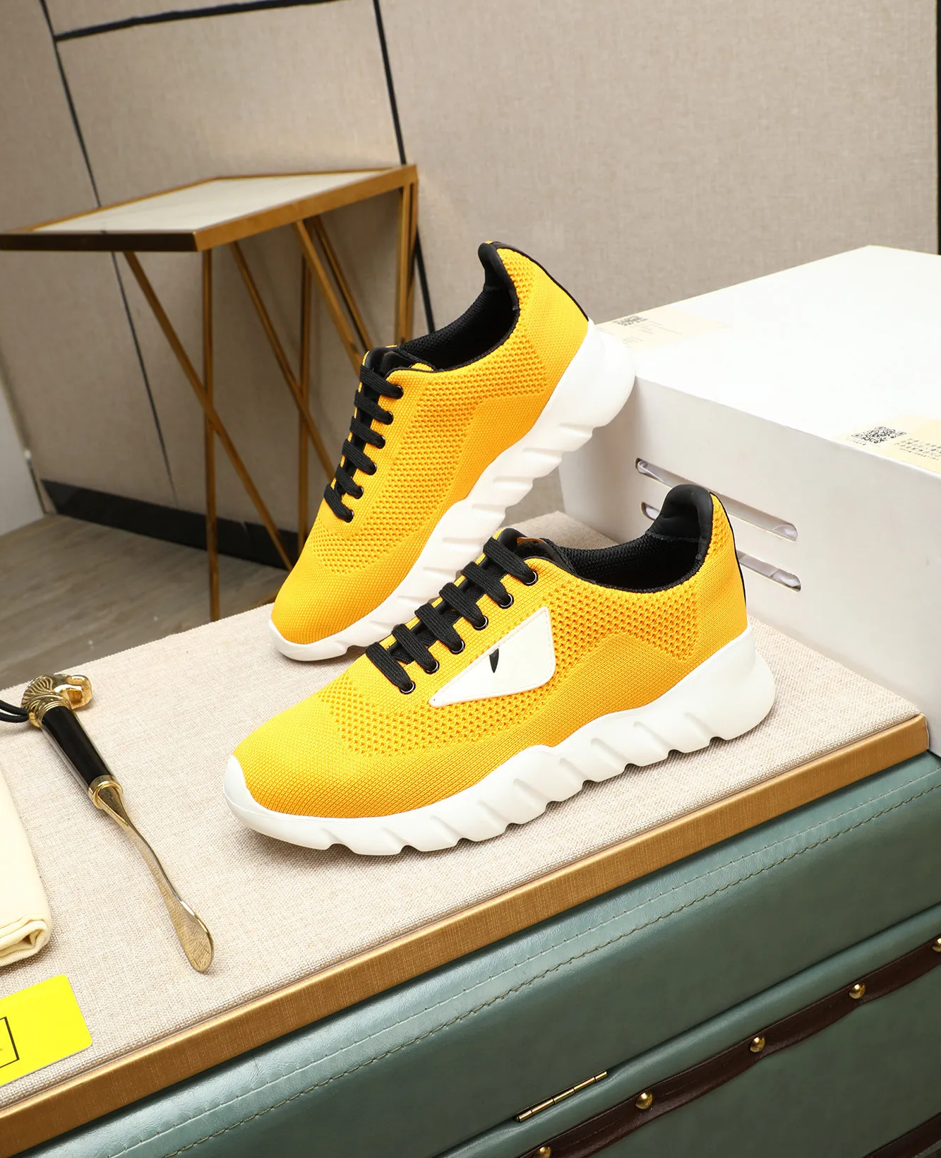 Men's Men's Shoes 💰680 Fendi Fendi's latest Tag series of men's casual mesh sports running shoes, originally purchased and developed, this Tag sports shoe is a one-leg sneaker, made of black high-tech mesh material with gray neoprene details. Oversized FENDI lettering on the side and translucent rubber details. Light and flexible rubber running shoe soles, beautifully packaged at the delivery counter, customized breathable lining, original molded foam rubber outsole, sole thickness: 3.5CM! Size: 39-44 (customized at 38.45.46)